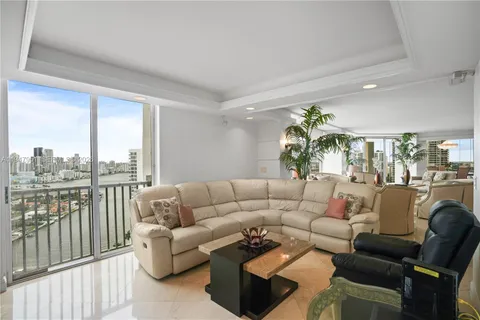$8,995 | 19355 Turnberry Way, Unit 25GR, Aventura, FL 33180