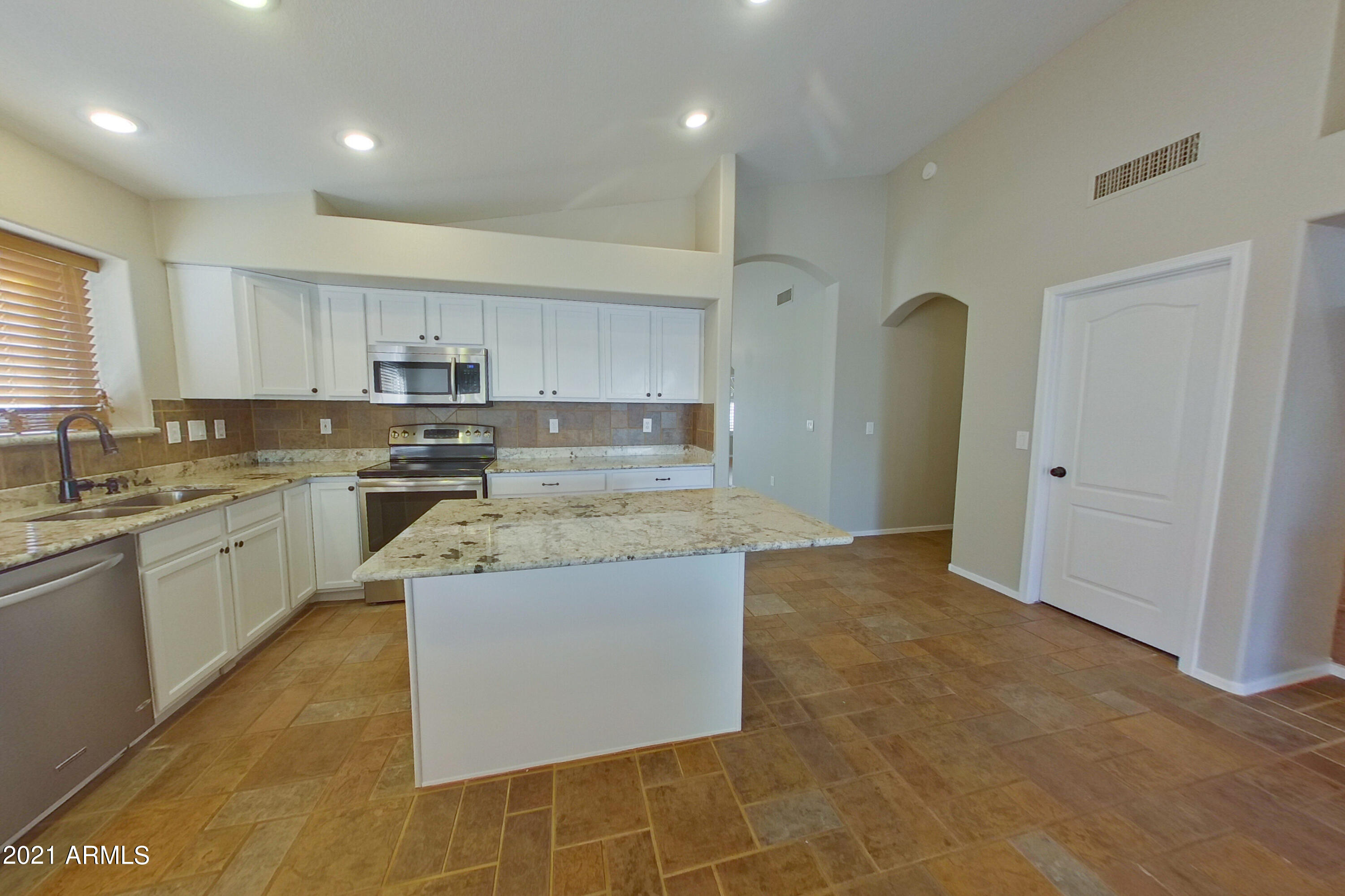 2042 East Smoke Tree Road Gilbert, AZ 85296 - Photo 6 of 14 2042 E Smoke Tree Rd Gilbert-print-006-0