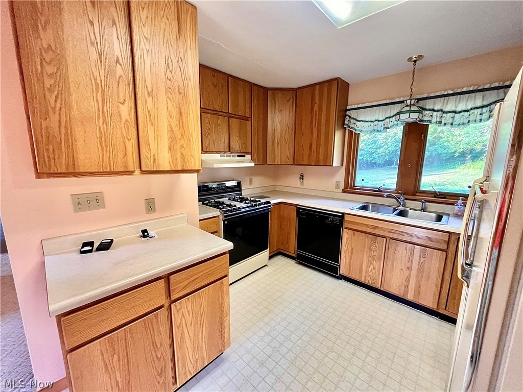 8238 Center Road Ashtabula, OH 44004 - Photo 2 of 40