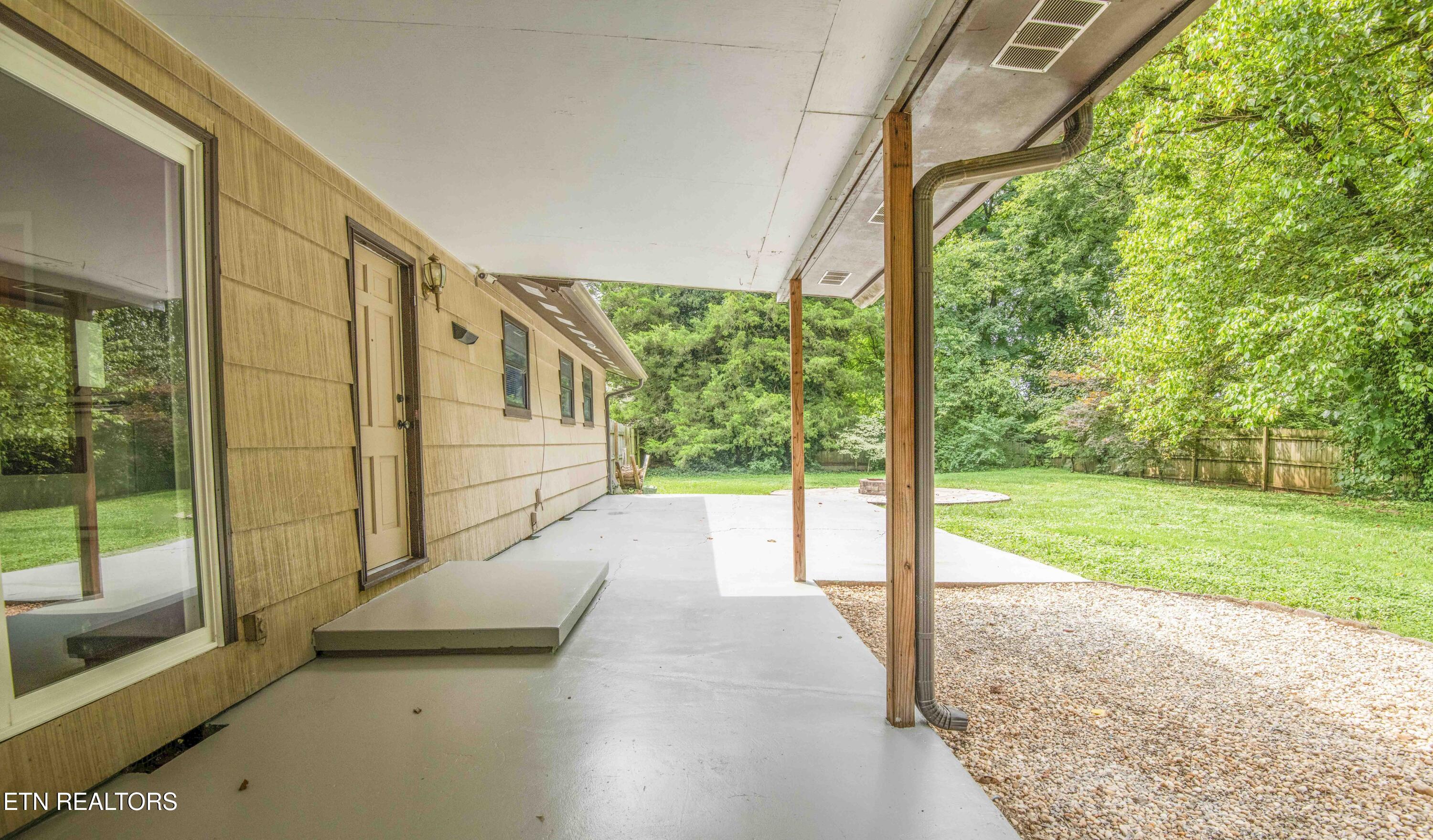 2105 Pulaski Road Knoxville, TN 37914 - Photo 28 of 29 Back Patio