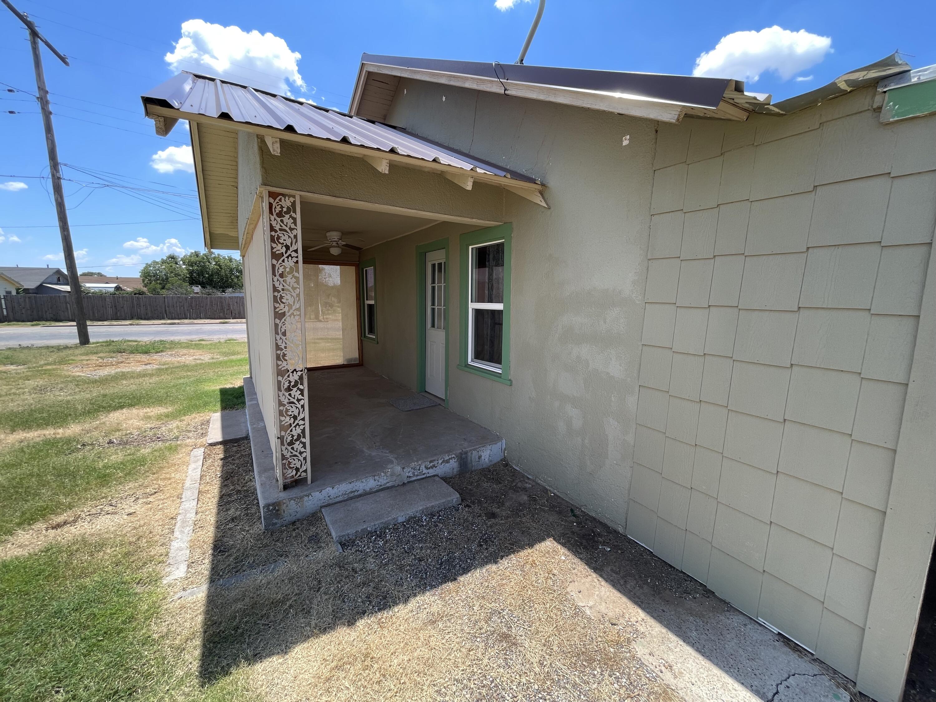 325 South 13th Street Slaton, TX 79364 - Photo 17 of 35 a view of a backyard of a house