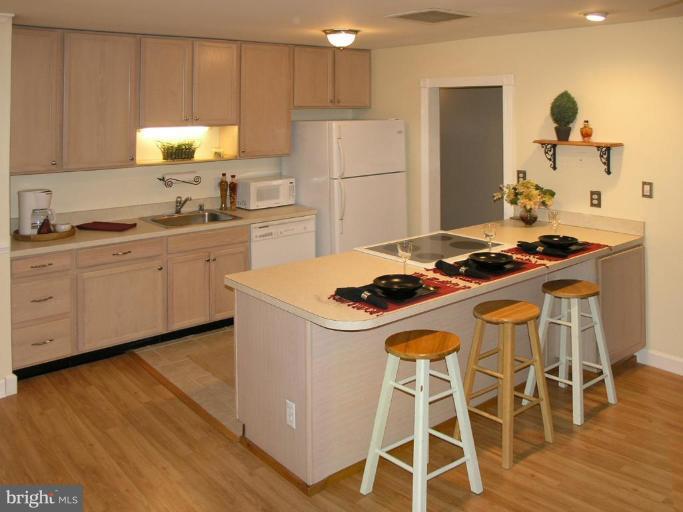11414 Turnmill Lane Reston, VA 20191 - Photo 4 of 12 Kitchen