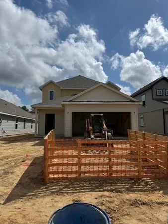 a view of a house with yard