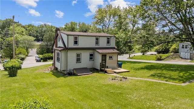 a view of a house with a yard