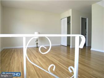 12411 Dunks Ferry Road Philadelphia, PA 19154 - Photo 2 of 12 Living Room