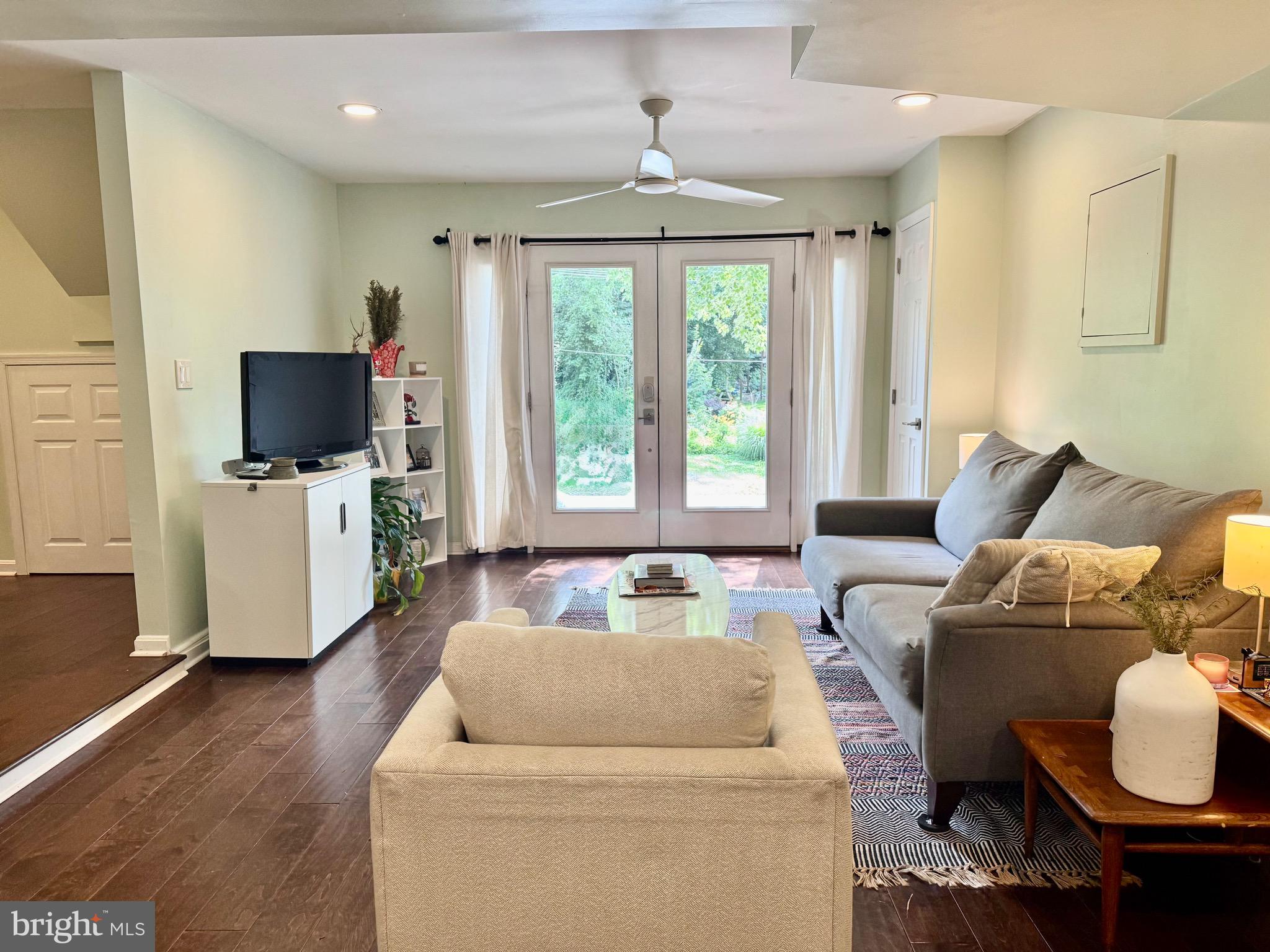 124 Shore Road Arnold, MD 21012 - Photo 43 of 51 Apartment living room