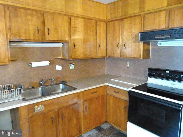 101 Harvard Road Hagerstown, MD 21742 - Photo 7 of 19 New flooring in kitchen. Solid wood cabinets