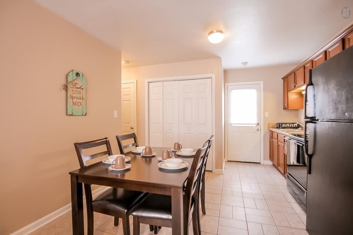 535 Lafayette Road, Unit I1 Clarksville, TN 37042 - Photo 7 of 24 a view of a dining room with furniture