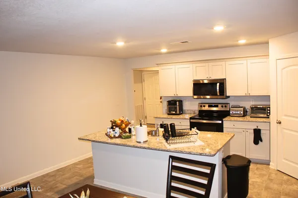 $305,000 | 5318 Alpine Drive, Horn Lake, MS 38637