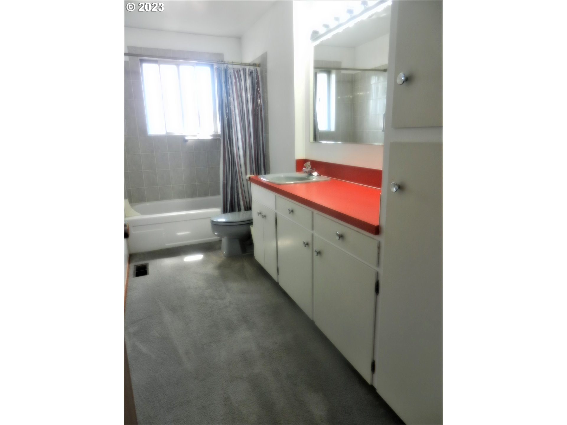 1661 Princeton Road Woodburn, OR 97071 - Photo 16 of 28 a bathroom with a sink a mirror and a bathtub