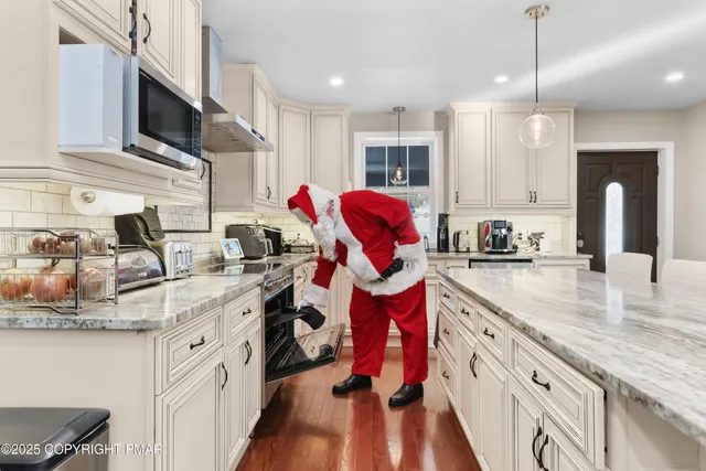 $775,000 | 521 Greenview Drive, Saylorsburg, PA 18353