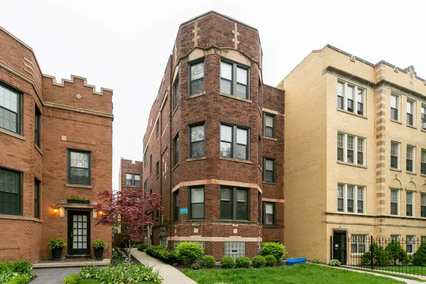 $2,700 | 2032 West Berwyn Avenue, Unit 3, Chicago, IL 60625