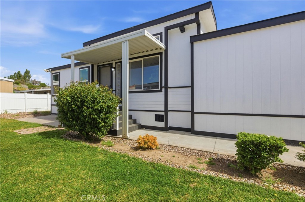 4901 Green River Road, Unit 153 Corona, CA 92878 - Photo 33 of 55 Side yard