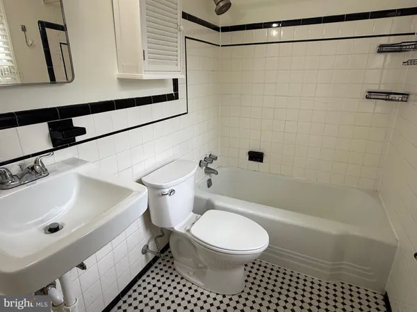 $3,290 | 2115 North Potomac Street, Arlington, VA 22205