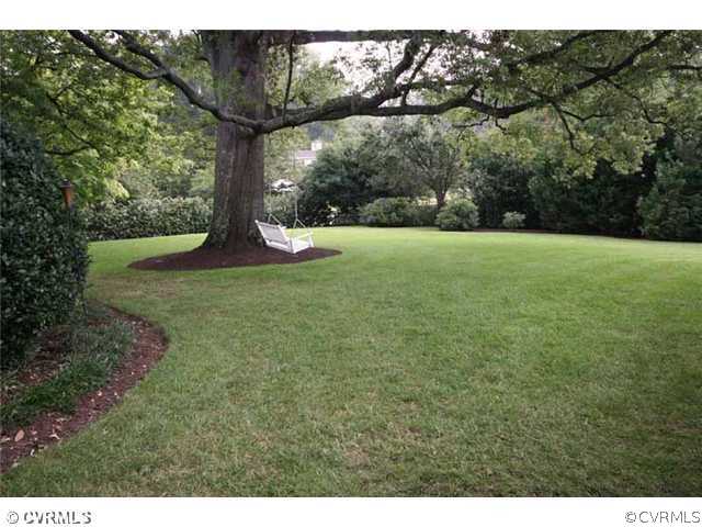 201 Nottingham Road Richmond, VA 23221 - Photo 12 of 12 Yard/Garden - Expansive rear yard