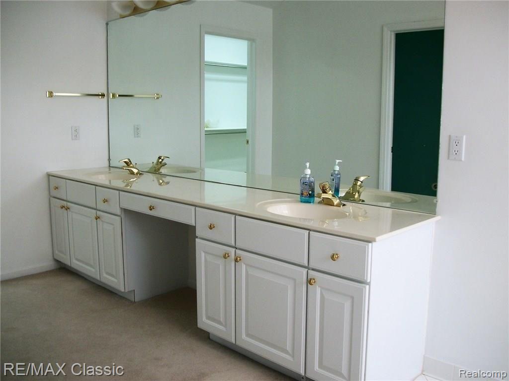 905 Loggers Circle Rochester, MI 48307 - Photo 28 of 36 103_1952.jpg