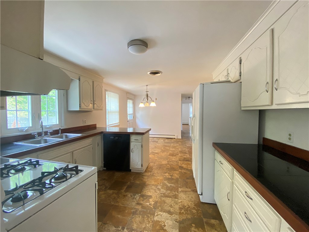 122 Cindy Lane Warwick, RI 02886 - Photo 6 of 20