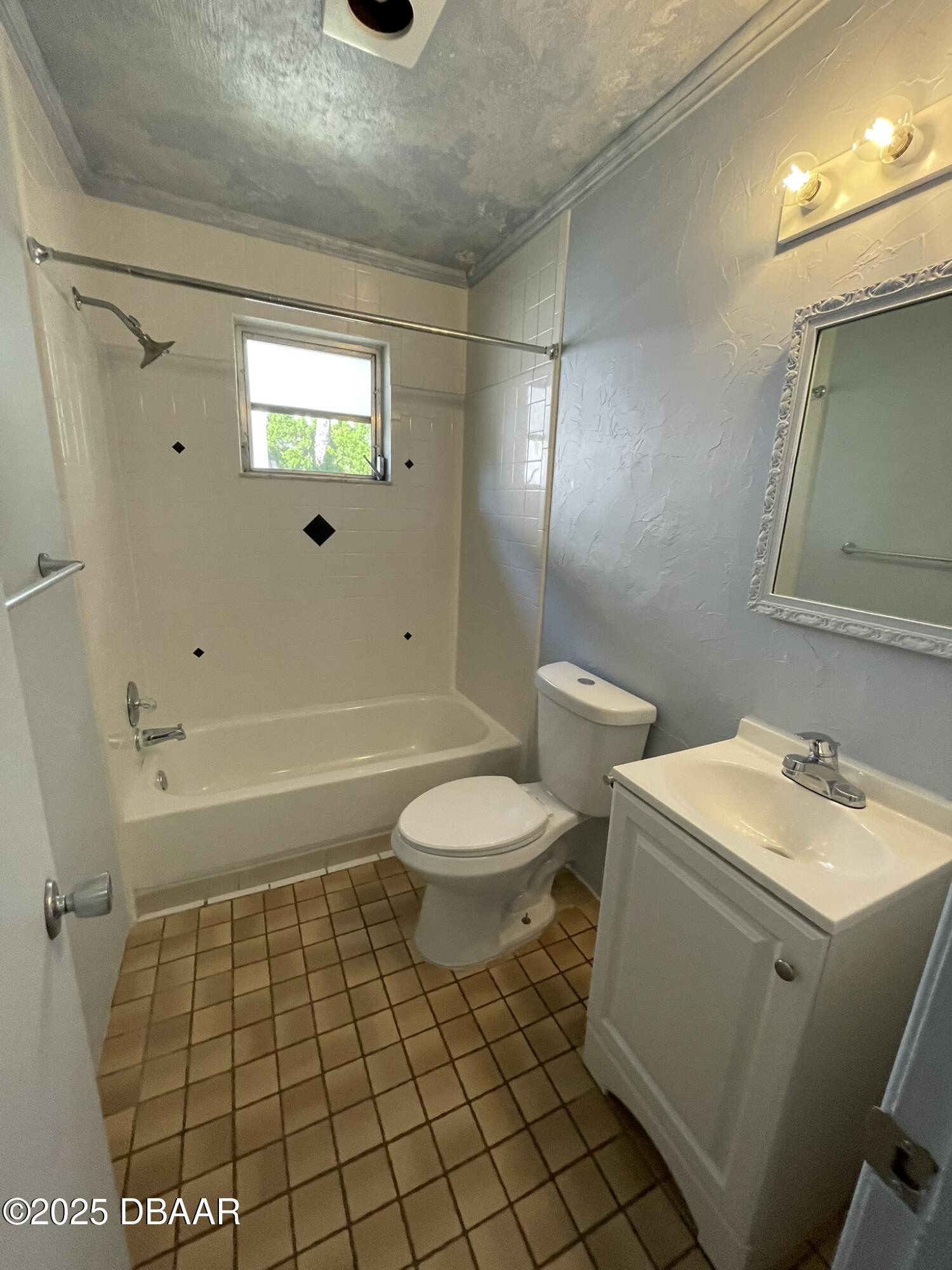 113 Fox Place Port Orange, FL 32127 - Photo 26 of 40 a bathroom with a toilet a sink and shower