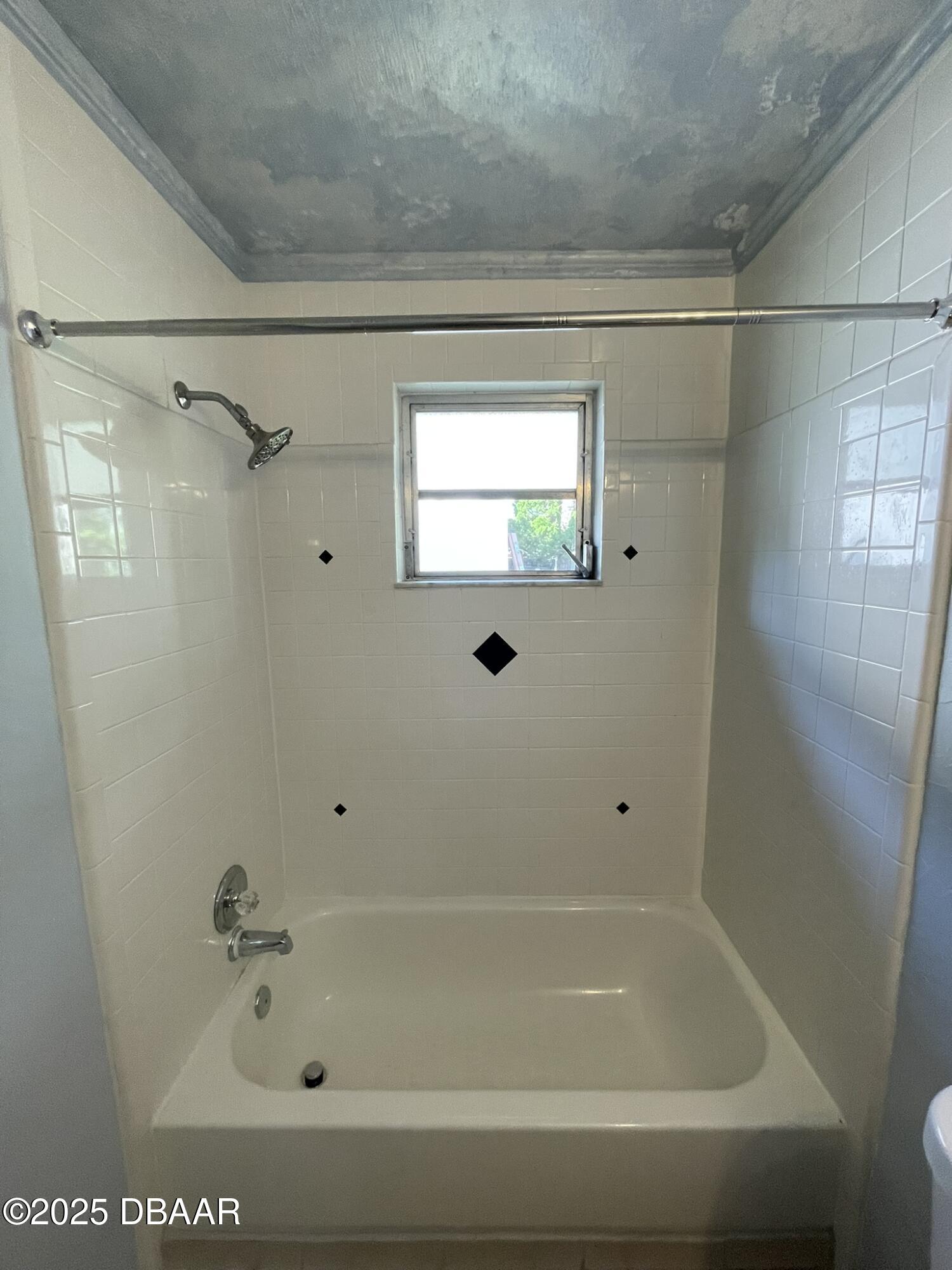 113 Fox Place Port Orange, FL 32127 - Photo 28 of 40 a bathroom with a bathtub