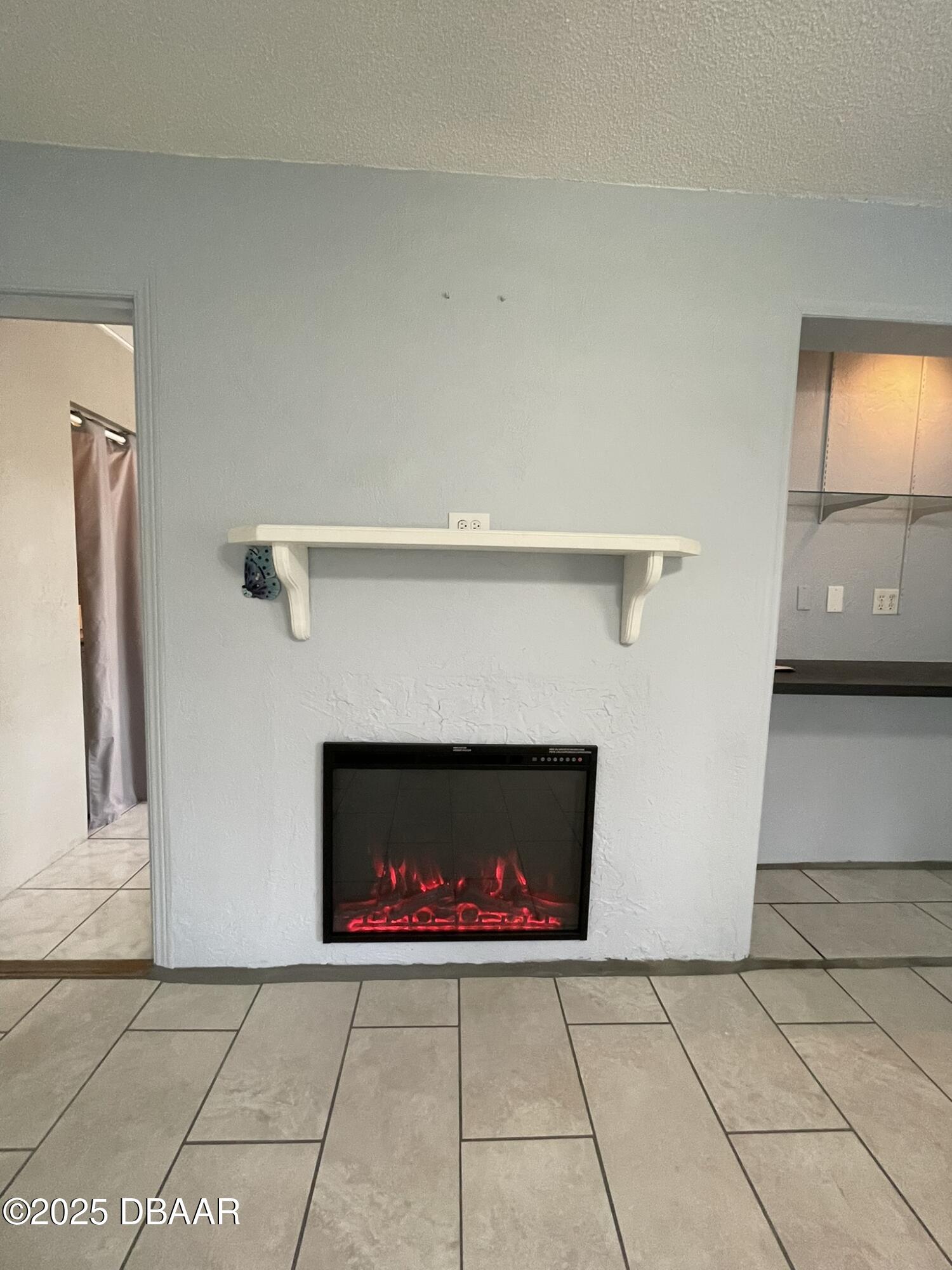 113 Fox Place Port Orange, FL 32127 - Photo 5 of 40 a living room with a fireplace