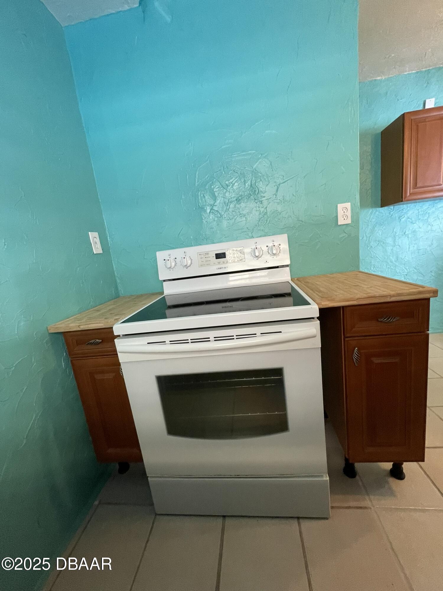 113 Fox Place Port Orange, FL 32127 - Photo 9 of 40 a stove top oven sitting inside of a kitchen