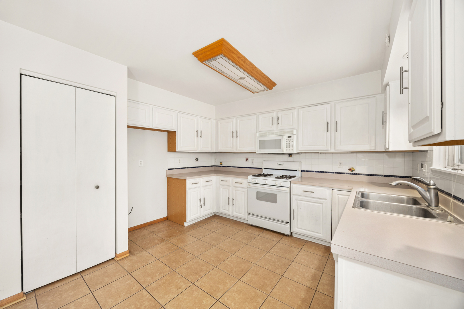 14252 South Hemingway Circle Plainfield, IL 60544 - Photo 15 of 36 a kitchen with granite countertop white cabinets and white appliances