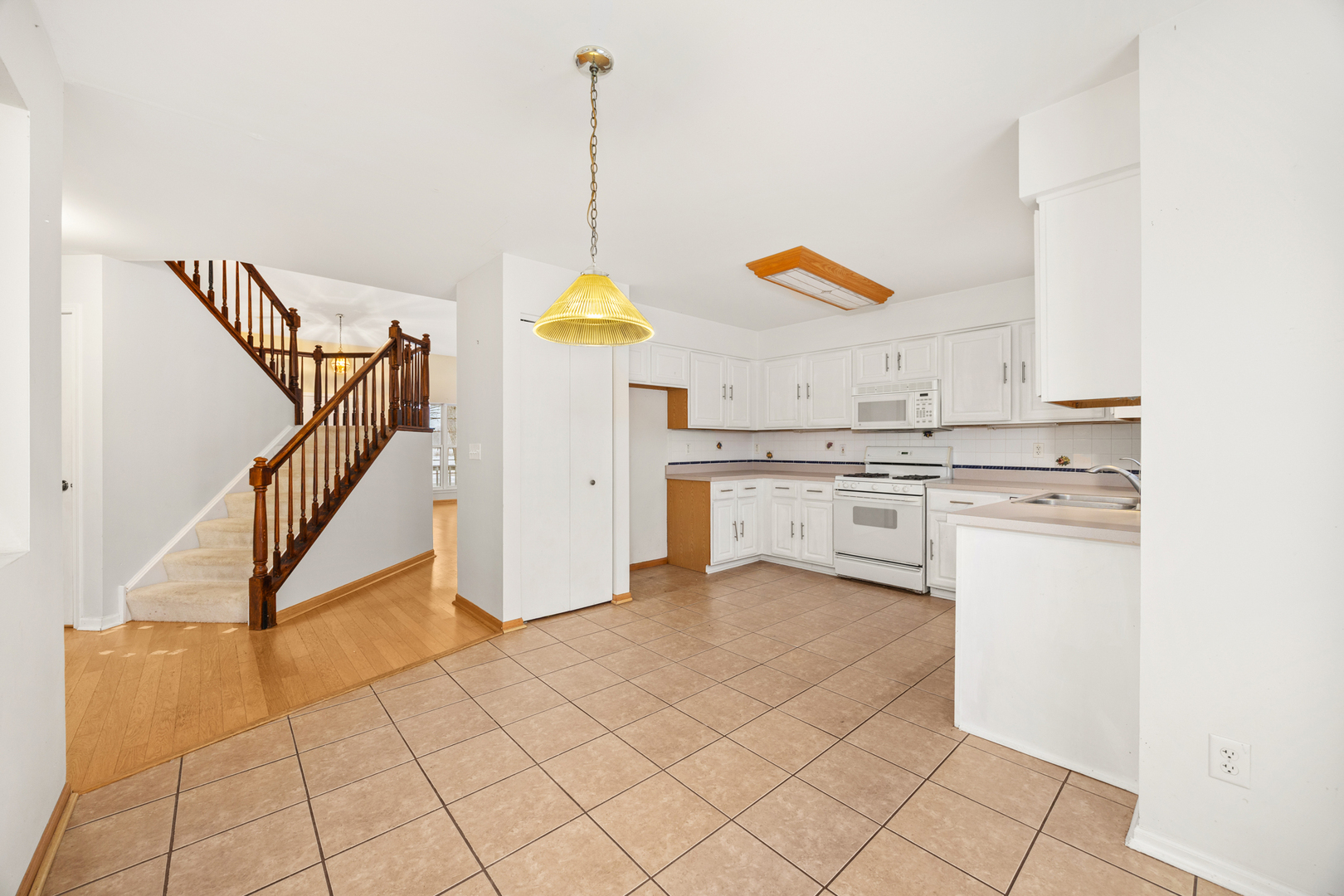 14252 South Hemingway Circle Plainfield, IL 60544 - Photo 17 of 36 a view of a kitchen with appliances