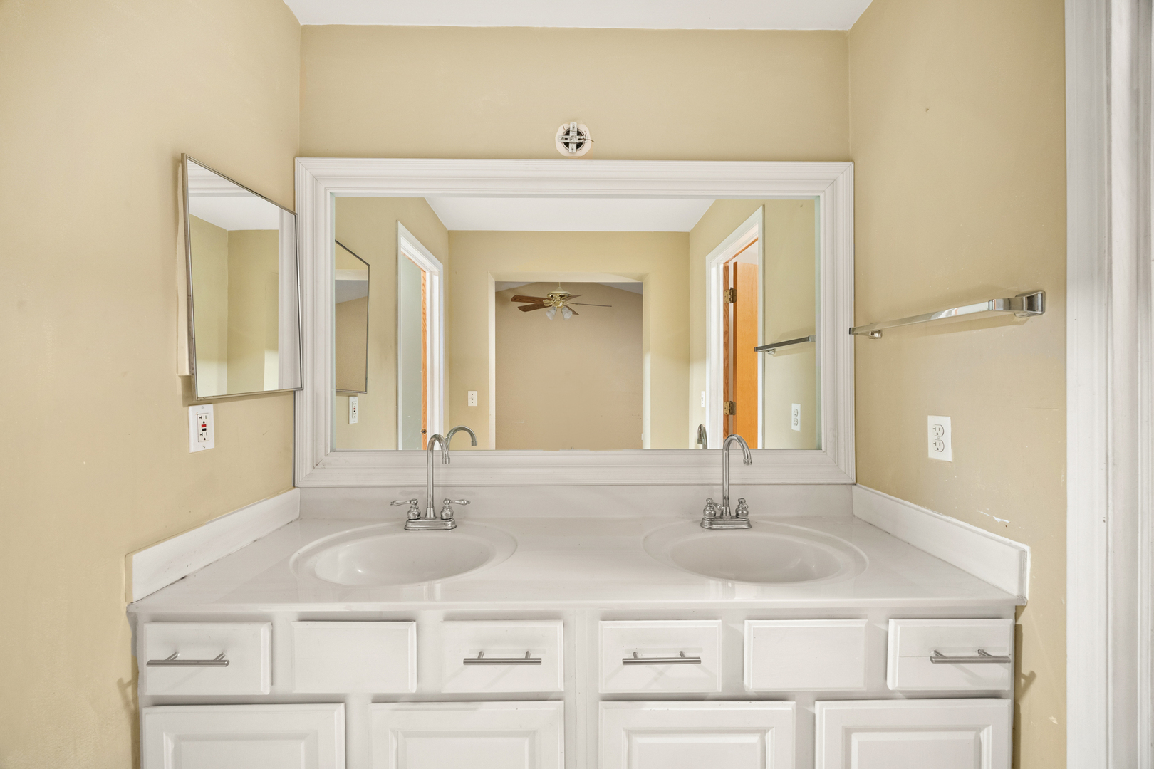 14252 South Hemingway Circle Plainfield, IL 60544 - Photo 26 of 36 a bathroom with double sink and a mirror