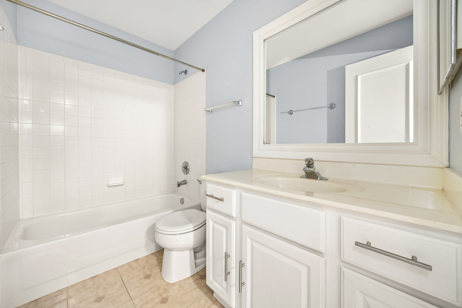 14252 South Hemingway Circle Plainfield, IL 60544 - Photo 31 of 36 a bathroom with a sink a toilet and a bathtub