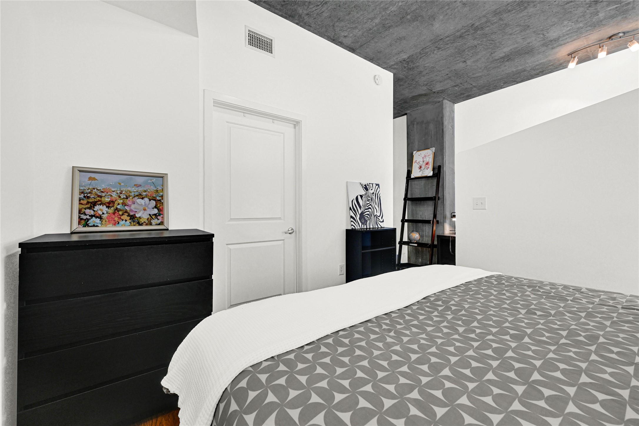 5925 Almeda Road, Unit 10806 Houston, TX 77004 - Photo 25 of 34 a bedroom with a bed and a cabinets