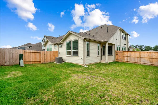a view of a house with backyard