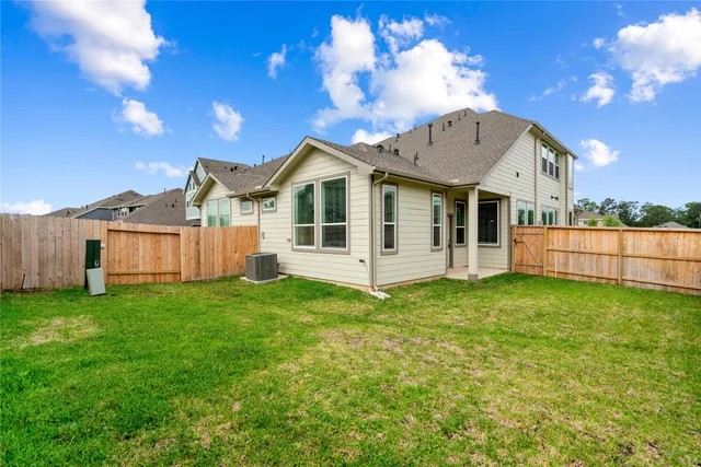 a view of a house with backyard