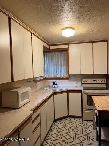 $215,000 | 1415 East 10th Avenue, Kennewick, WA 99336