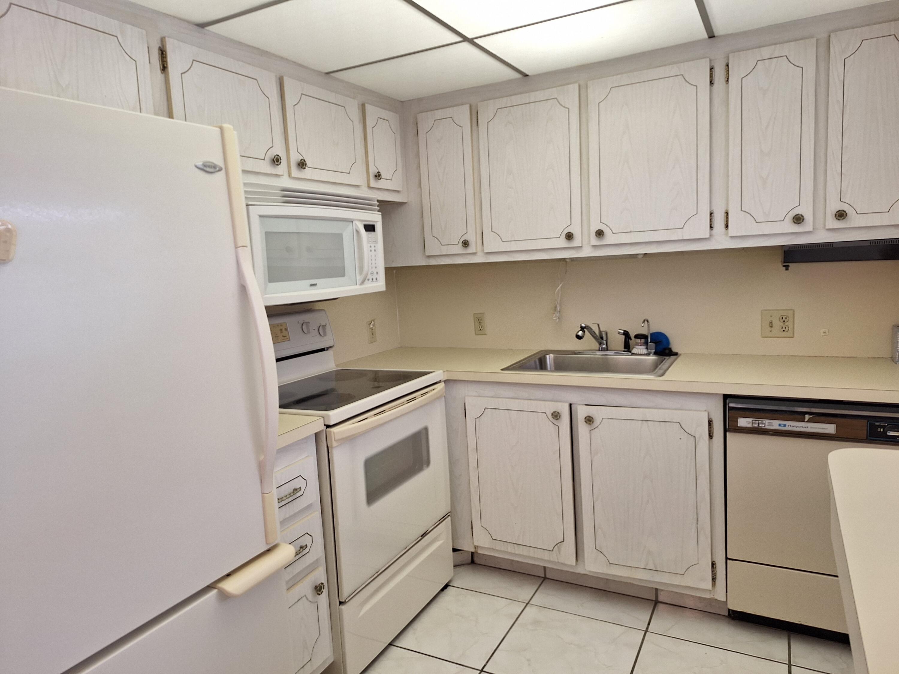 154 Suffolk F Boca Raton, FL 33434 - Photo 7 of 32 kitchen...