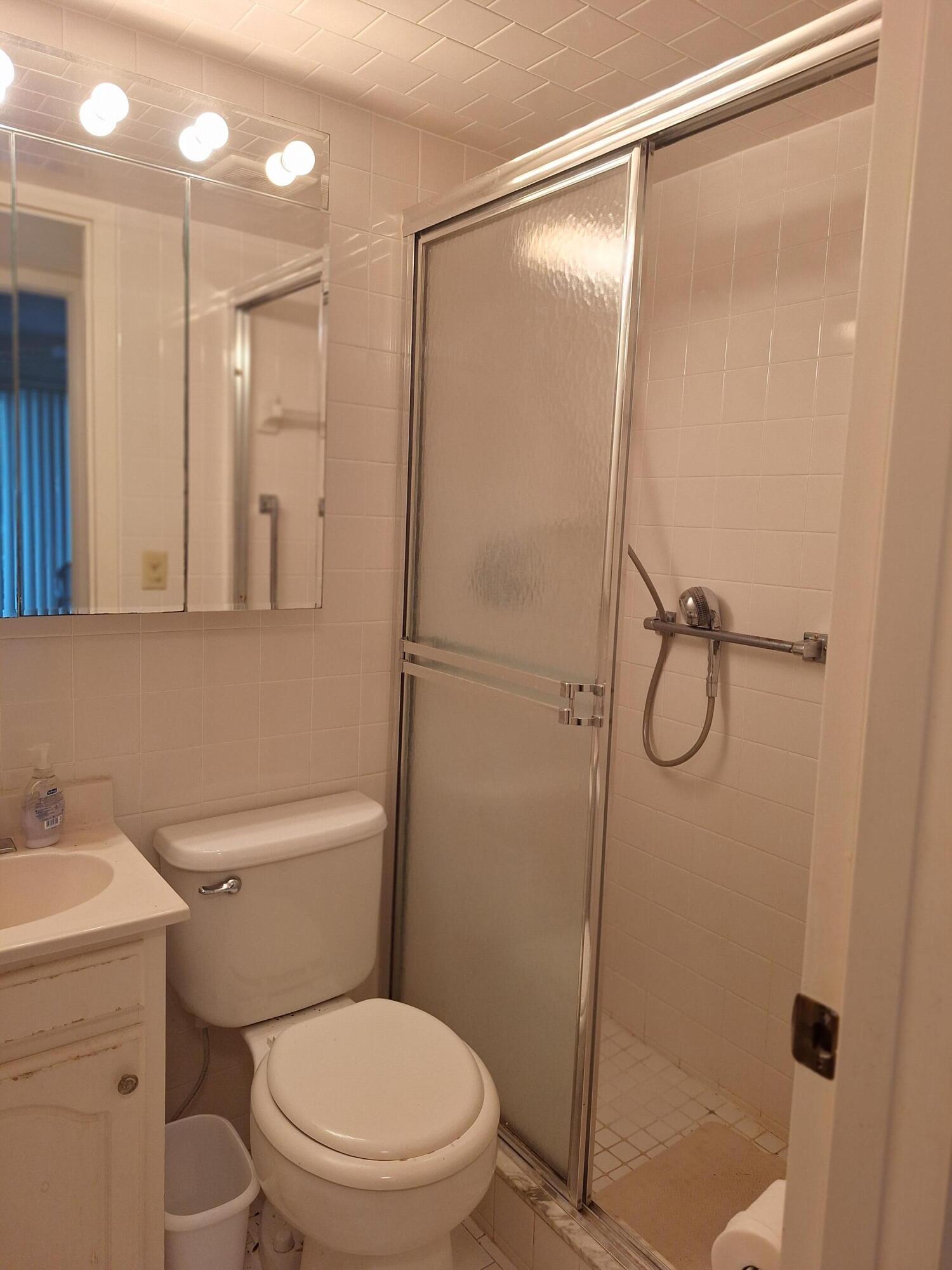 154 Suffolk F Boca Raton, FL 33434 - Photo 8 of 32 guest bath