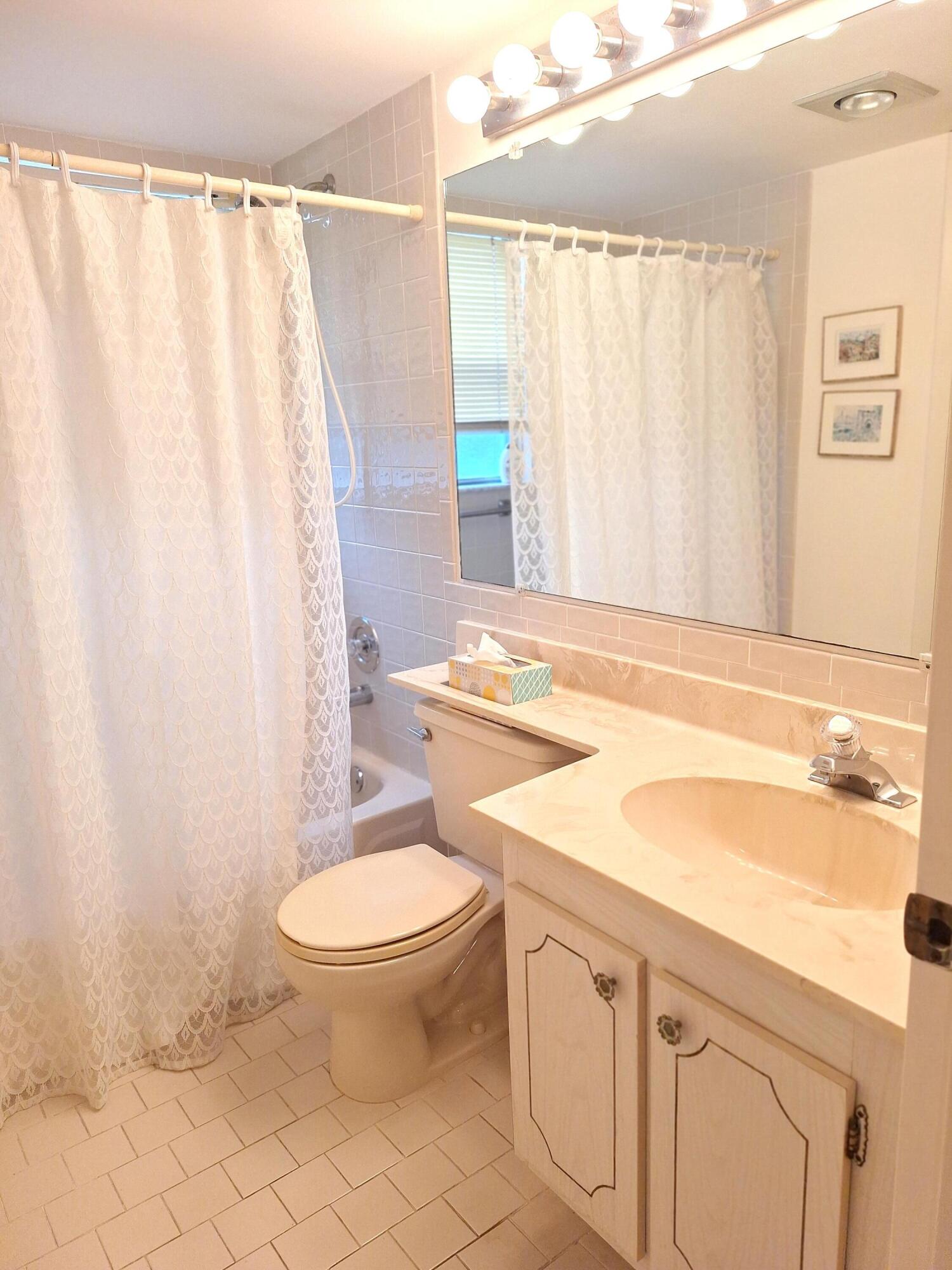 154 Suffolk F Boca Raton, FL 33434 - Photo 9 of 32 main bathroom..