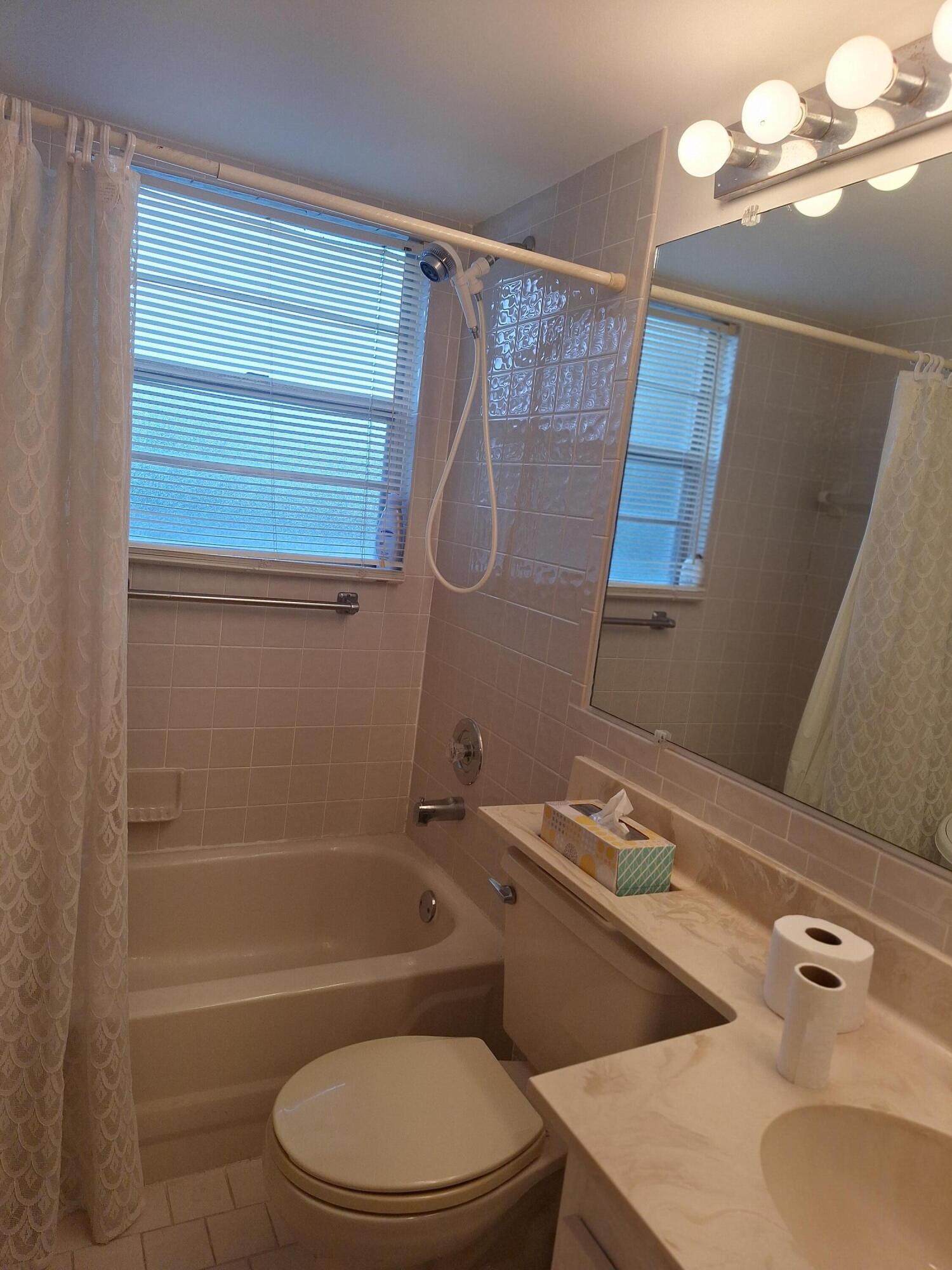 154 Suffolk F Boca Raton, FL 33434 - Photo 10 of 32 main bath