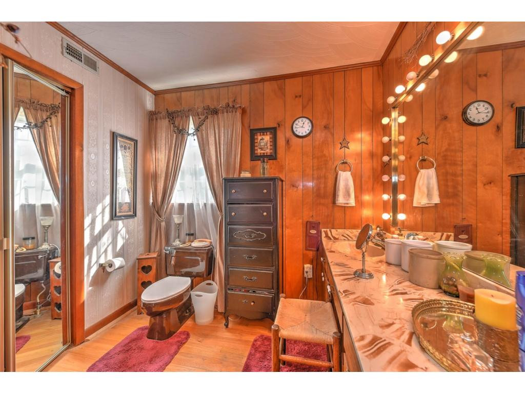 2572 Hickory Tree Road Bluff City, TN 37618 - Photo 18 of 28 Massive bath w walk in closet