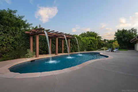 a view of a house with backyard and porch