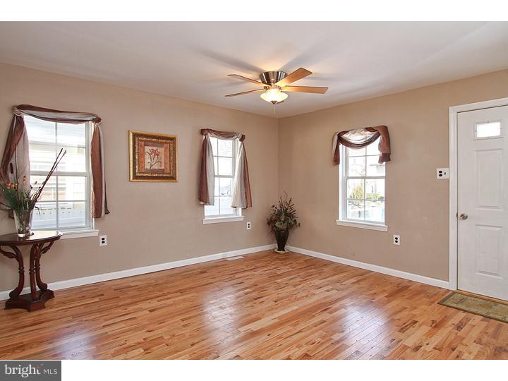 114 River Rd Drive Thorofare, NJ 08086 - Photo 4 of 12 Living Room