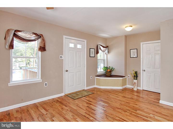 114 River Rd Drive Thorofare, NJ 08086 - Photo 5 of 12 Living Room