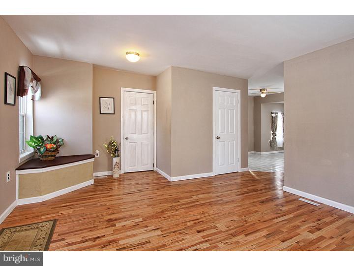 114 River Rd Drive Thorofare, NJ 08086 - Photo 6 of 12 Living Room