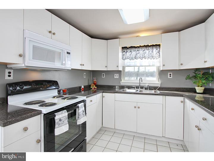 114 River Rd Drive Thorofare, NJ 08086 - Photo 9 of 12 Kitchen