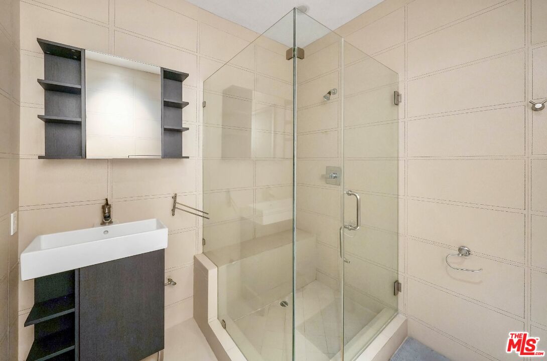 825 Le Doux Road, Unit 303 Los Angeles, CA 90035 - Photo 14 of 18