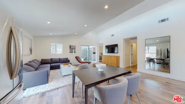 $5,495 | 547 North W Knoll Drive, West Hollywood, CA 90048