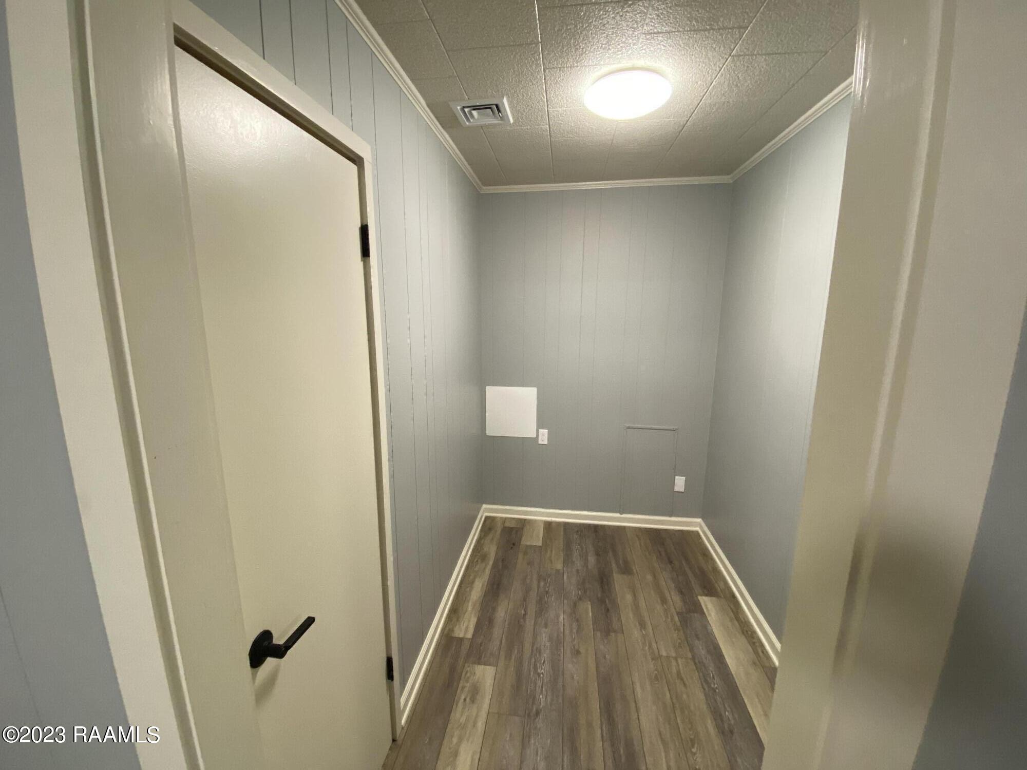 Walk-in Pantry 1