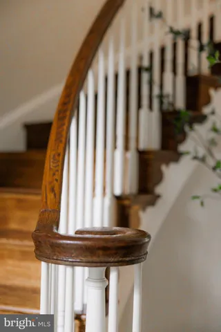 a view of entryway with furniture