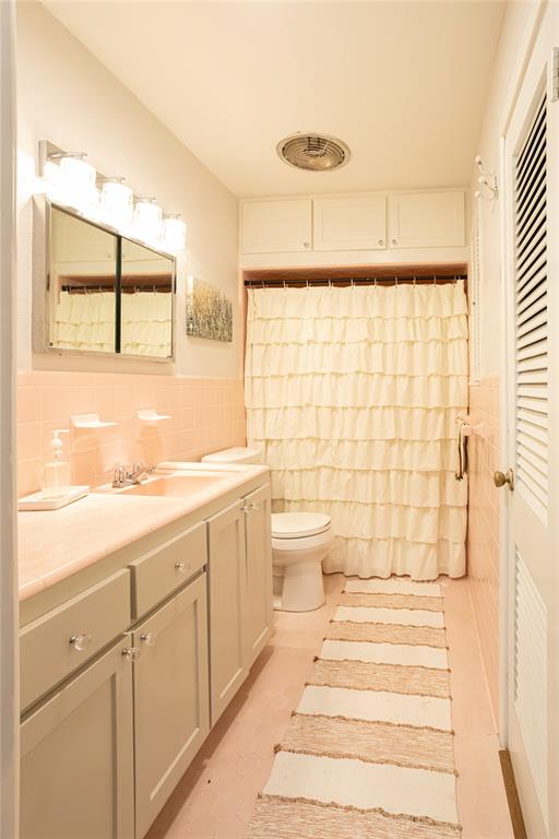 909 Cherry Street Baird, TX 79504 - Photo 18 of 32 a bathroom with a sink toilet and shower