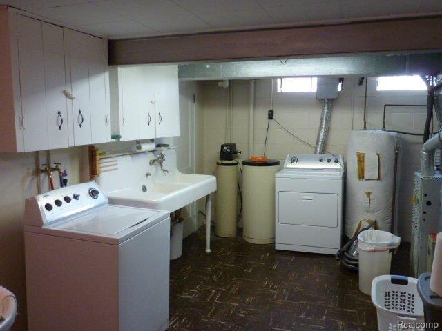 5560 Crooked Lake Road Howell, MI 48843 - Photo 10 of 19 Laundry