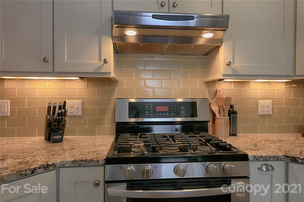 155 Agnew Road Mooresville, NC 28117 - Photo 7 of 37 a stove top oven sitting inside of a kitchen